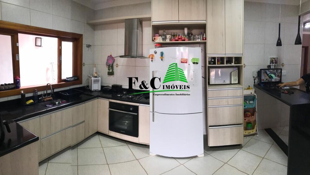 Casa à venda com 3 quartos, 450m² - Foto 1