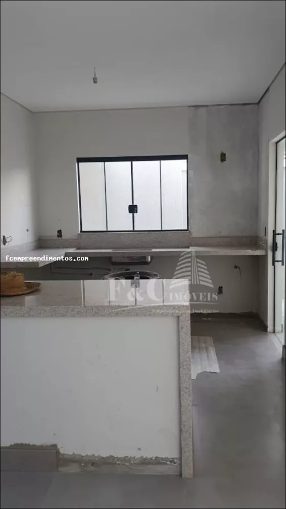 Casa à venda com 2 quartos, 200m² - Foto 1