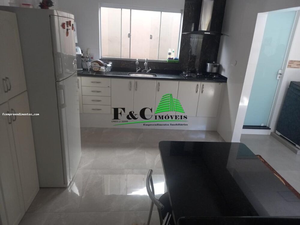 Casa à venda com 3 quartos, 220m² - Foto 1