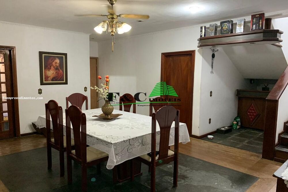 Casa à venda com 3 quartos, 300m² - Foto 1