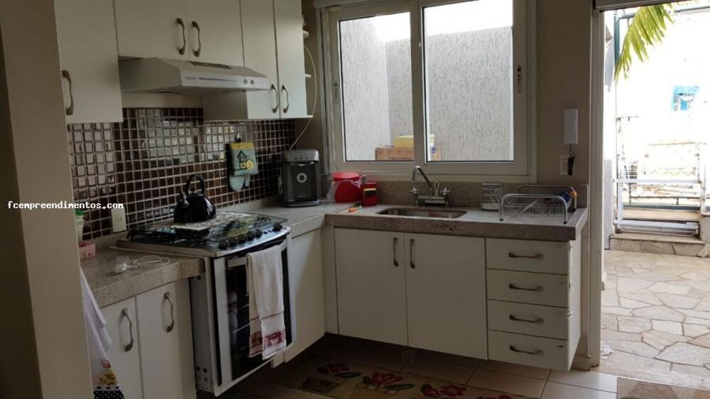 Casa à venda com 3 quartos, 385m² - Foto 1