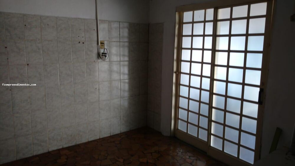 Casa à venda com 3 quartos, 297m² - Foto 2