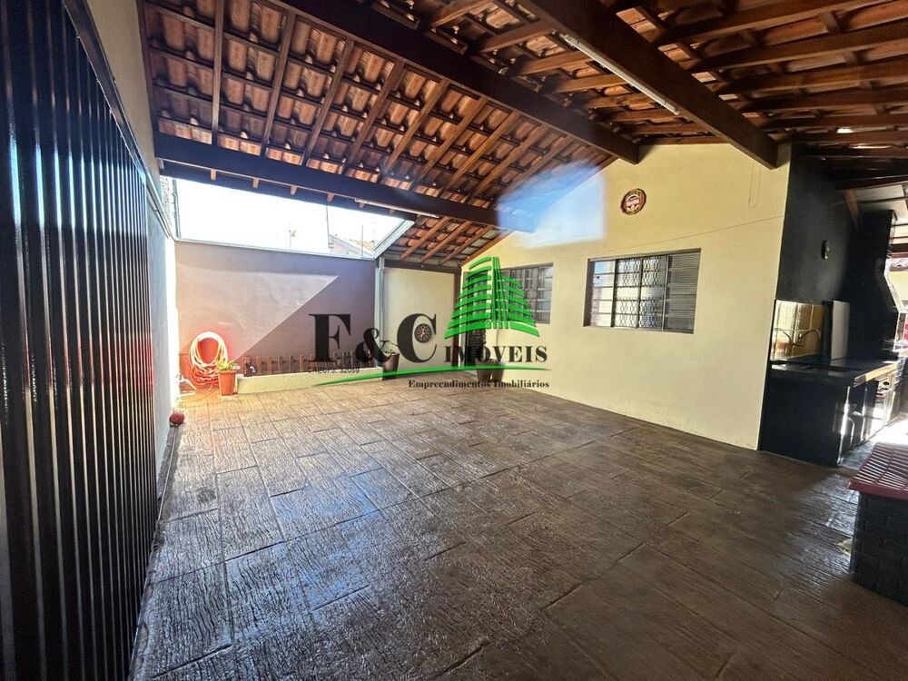 Casa à venda com 3 quartos, 143m² - Foto 1