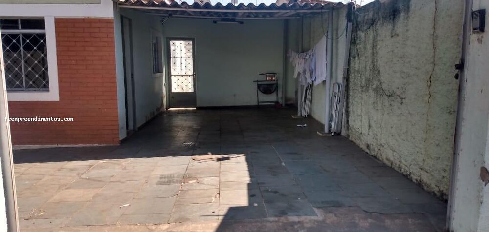Casa à venda com 4 quartos, 250m² - Foto 1