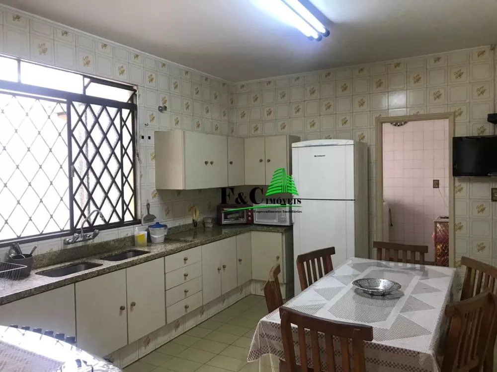 Casa à venda com 3 quartos, 250m² - Foto 1