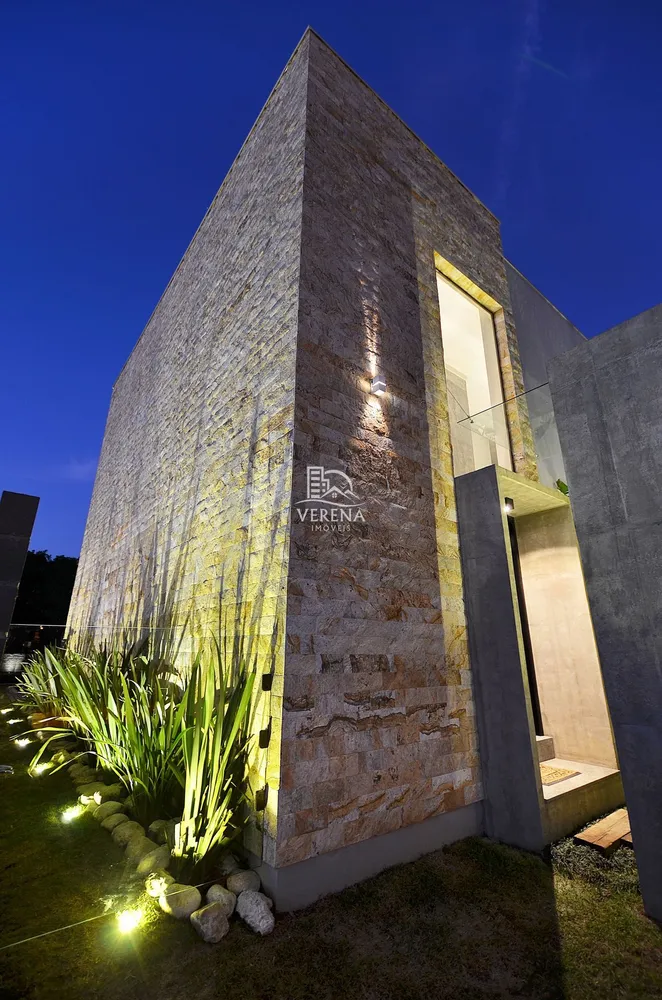 Casa, 3 quartos, 242 m² - Foto 1