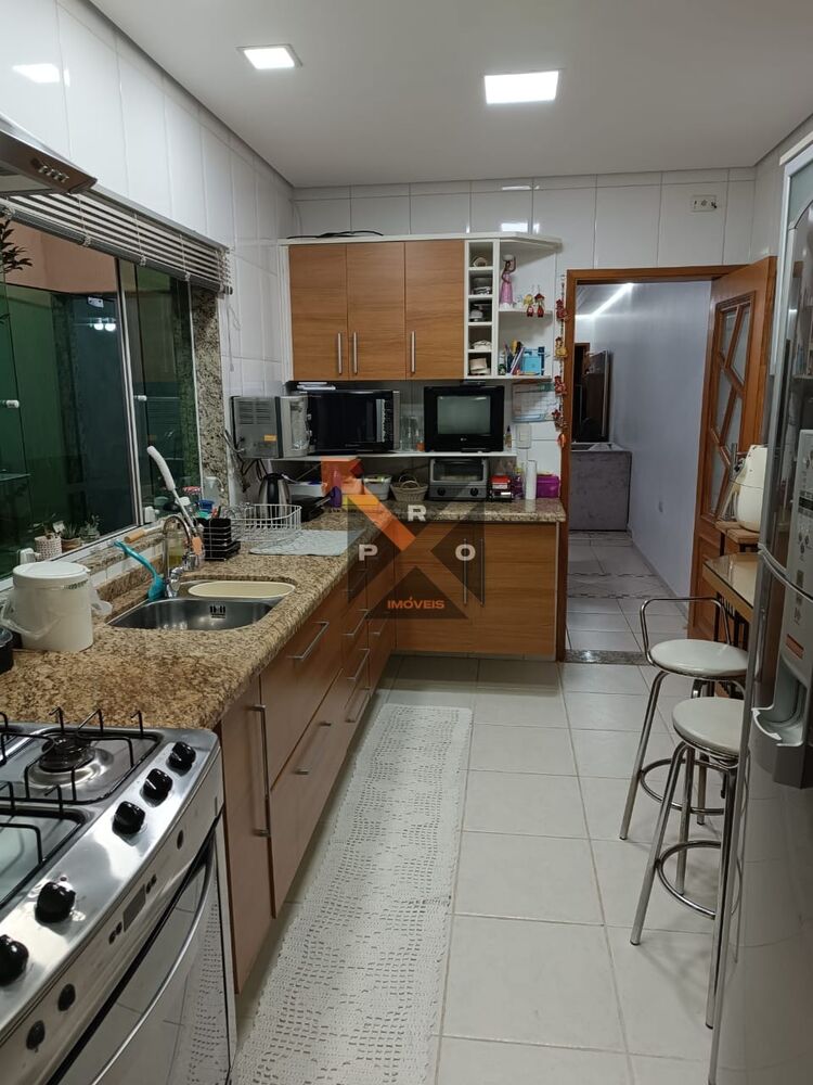 Casa à venda com 3 quartos, 190m² - Foto 1