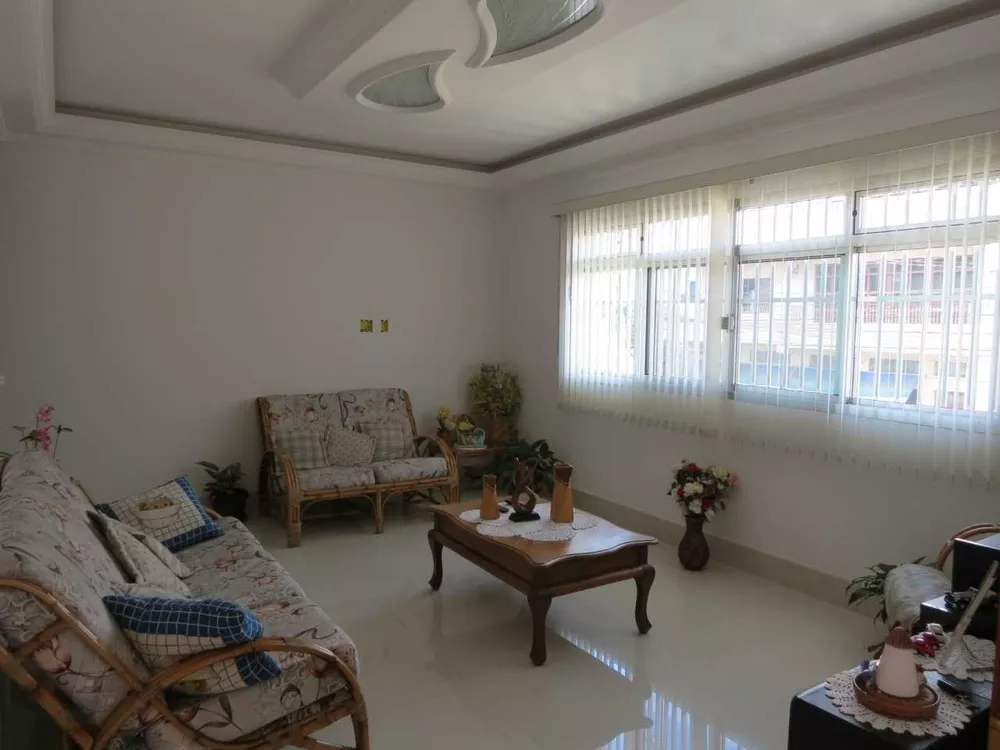 Casa à venda com 4 quartos, 180m² - Foto 2