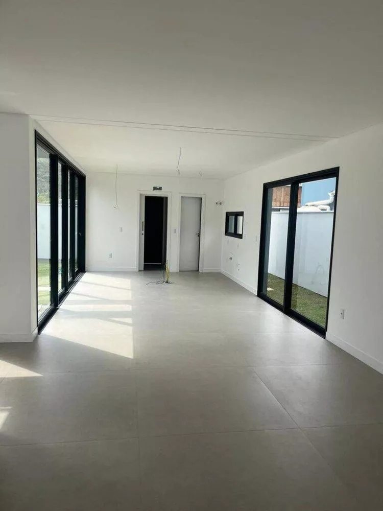 Casa à venda com 3 quartos, 157m² - Foto 2