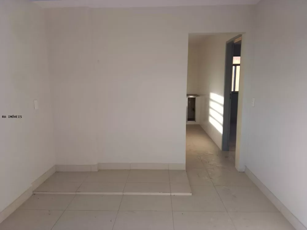 Casa à venda com 6 quartos, 200m² - Foto 4