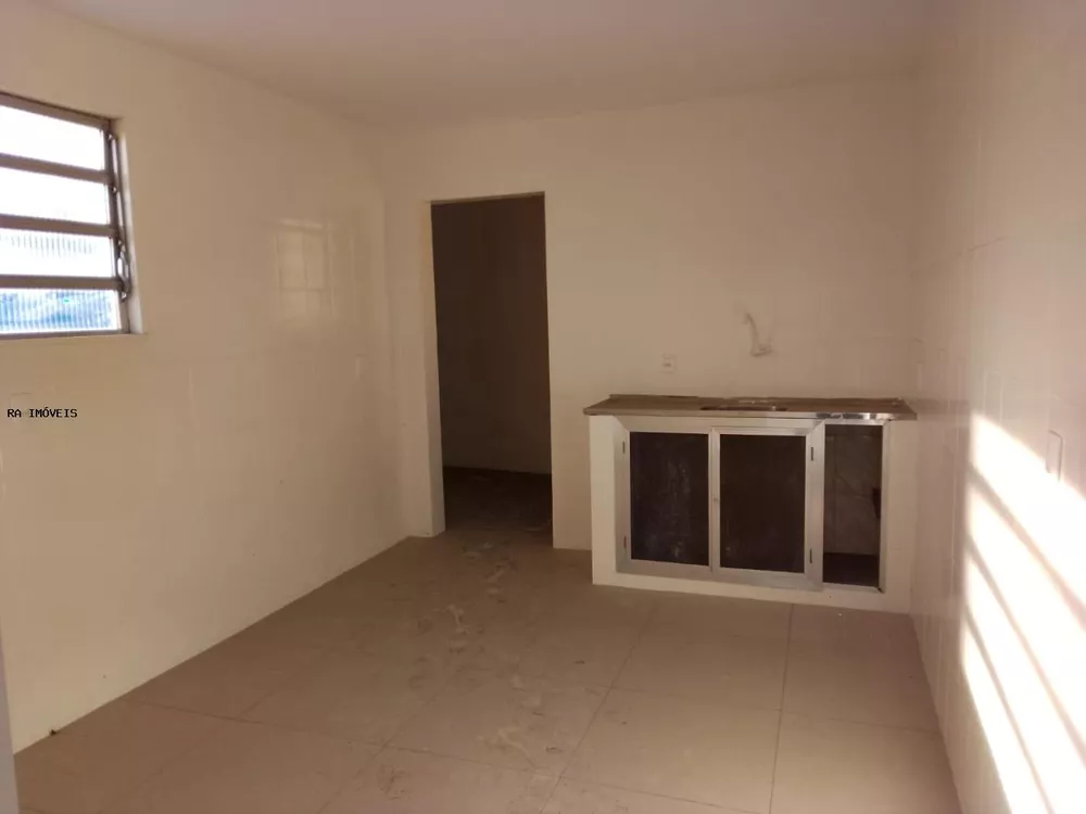 Casa à venda com 6 quartos, 200m² - Foto 2