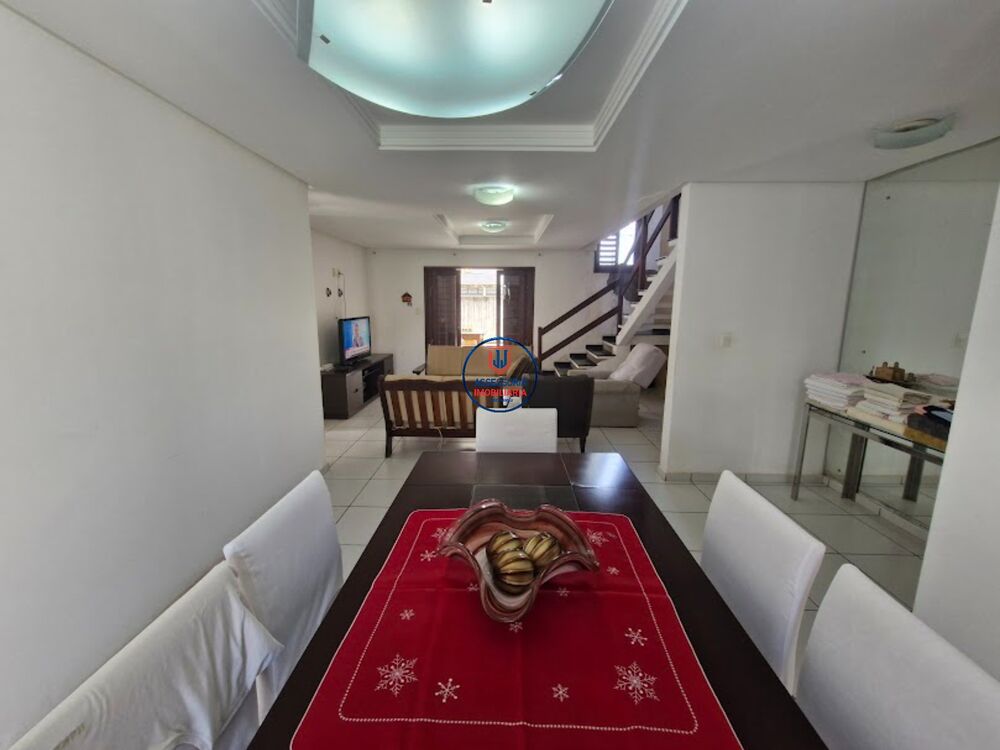 Casa à venda com 4 quartos, 200m² - Foto 2