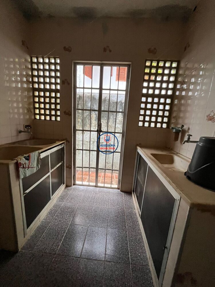 Casa à venda com 5 quartos, 200m² - Foto 13