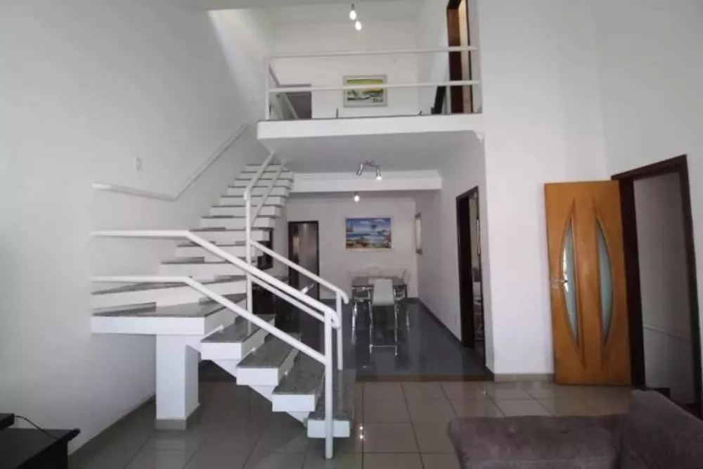 Sobrado à venda com 5 quartos, 350m² - Foto 1