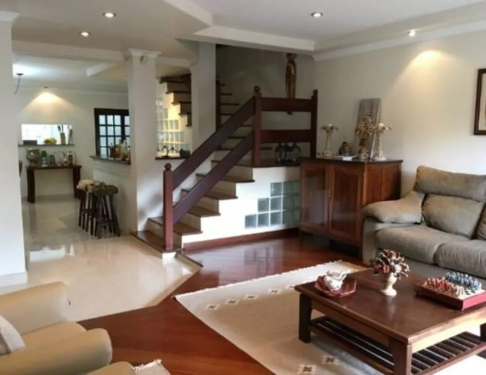 Sobrado à venda com 3 quartos, 324m² - Foto 1