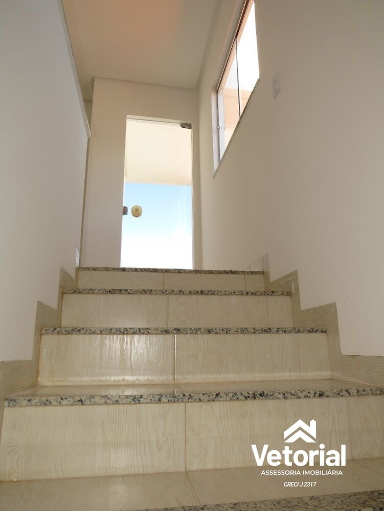 Casa à venda com 3 quartos, 225m² - Foto 2