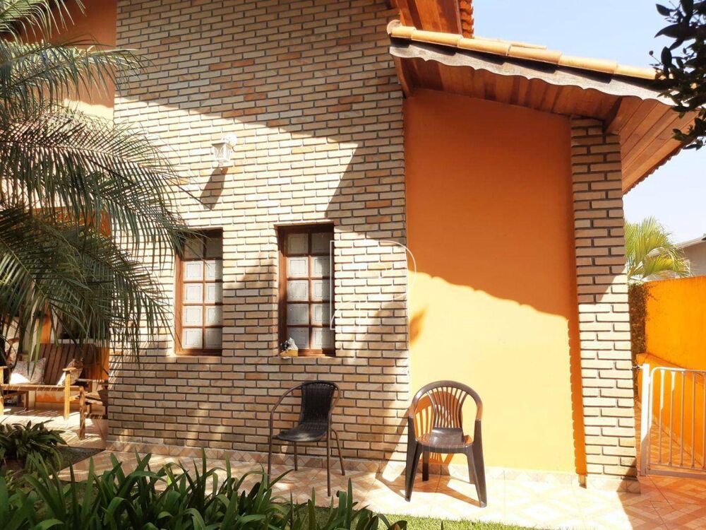Casa de Condomínio à venda com 4 quartos, 210m² - Foto 1