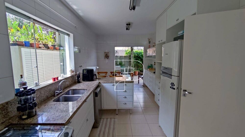 Casa de Condomínio à venda e aluguel com 4 quartos, 230m² - Foto 1