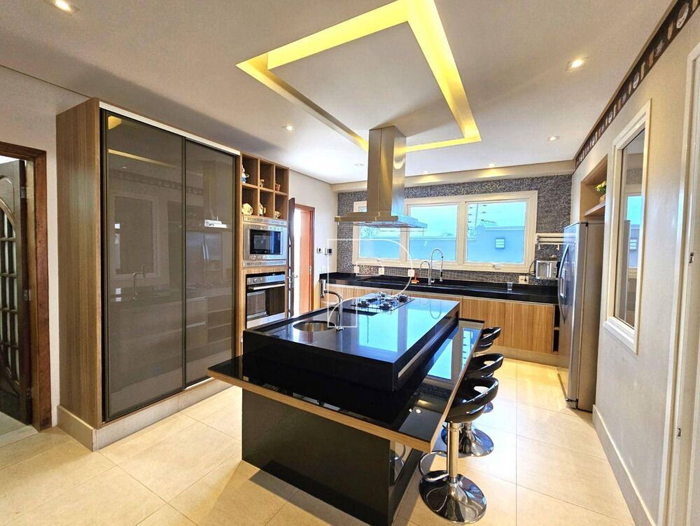 Casa de Condomínio à venda e aluguel com 5 quartos, 550m² - Foto 1