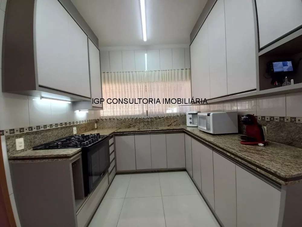 Casa à venda com 3 quartos, 236m² - Foto 11