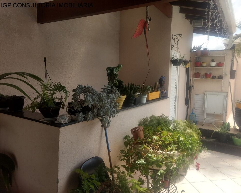 Casa à venda com 3 quartos, 243m² - Foto 2