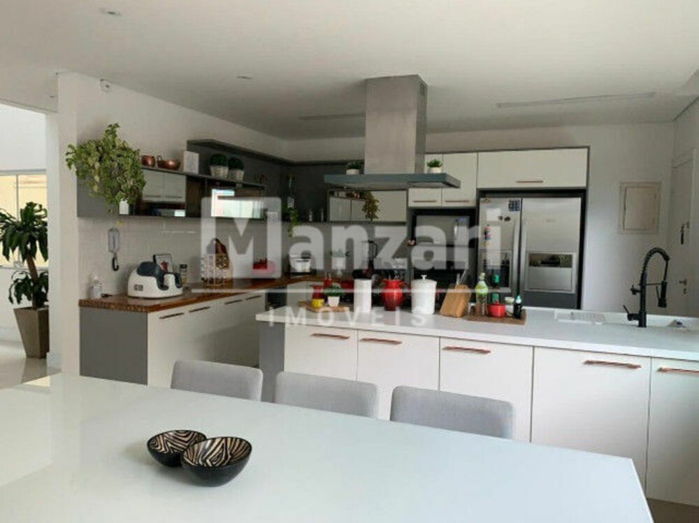 Sobrado, 3 quartos, 411 m² - Foto 1