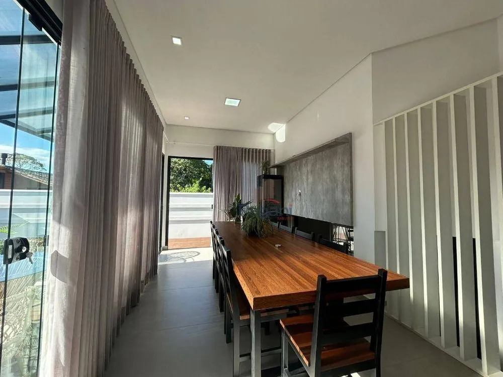 Casa, 3 quartos, 219 m² - Foto 2