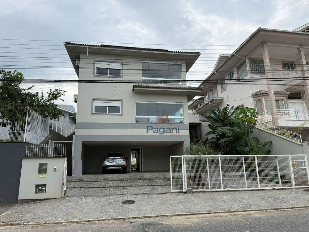 Casa, 4 quartos, 258 m² - Foto 1