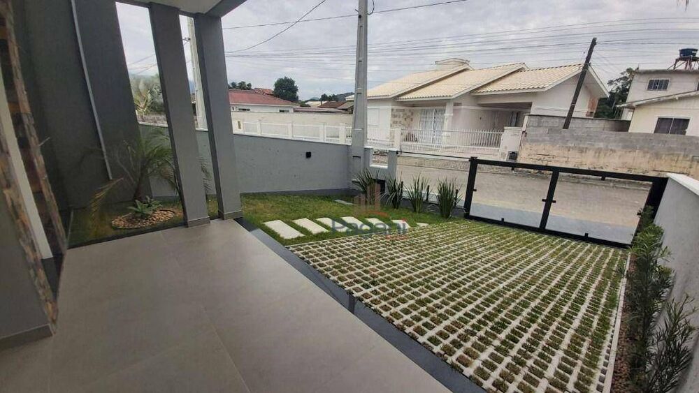 Casa à venda com 2 quartos, 77m² - Foto 1