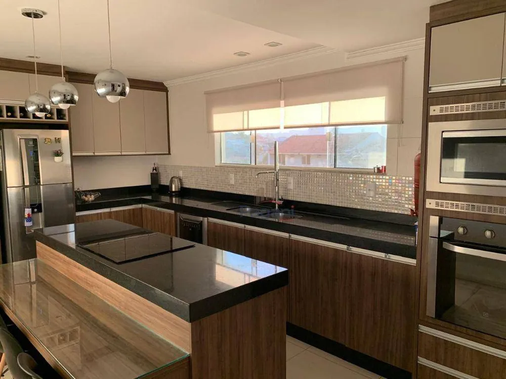 Casa, 3 quartos, 214 m² - Foto 1