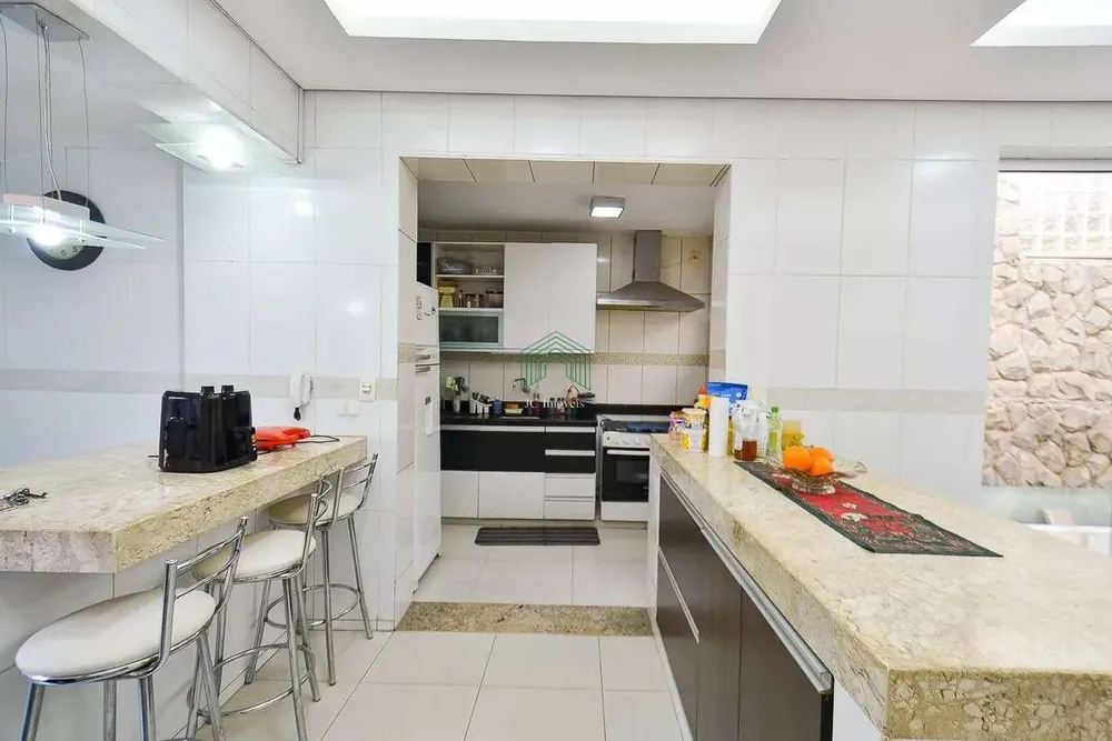 Casa, 6 quartos, 239 m² - Foto 1