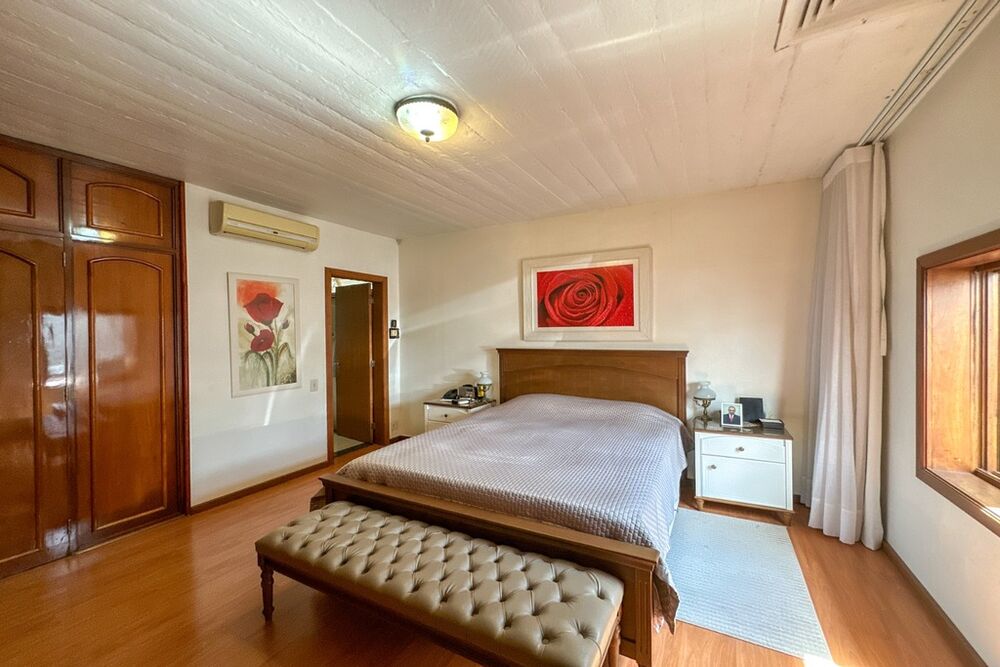 Casa à venda com 3 quartos, 300m² - Foto 1