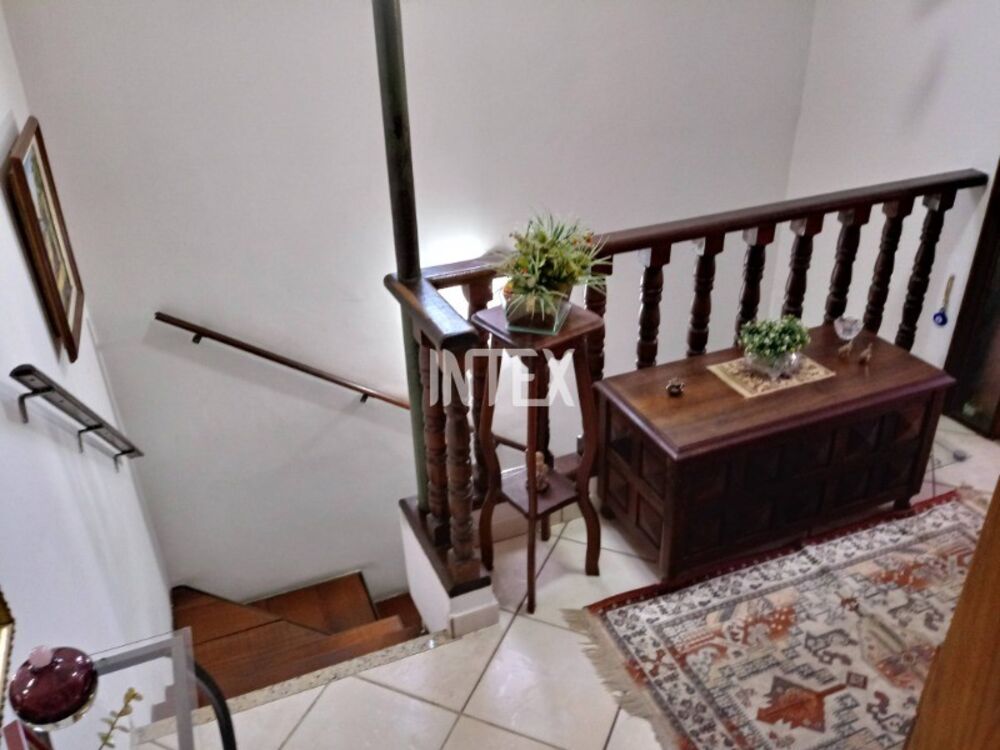 Casa à venda com 8 quartos, 200m² - Foto 3