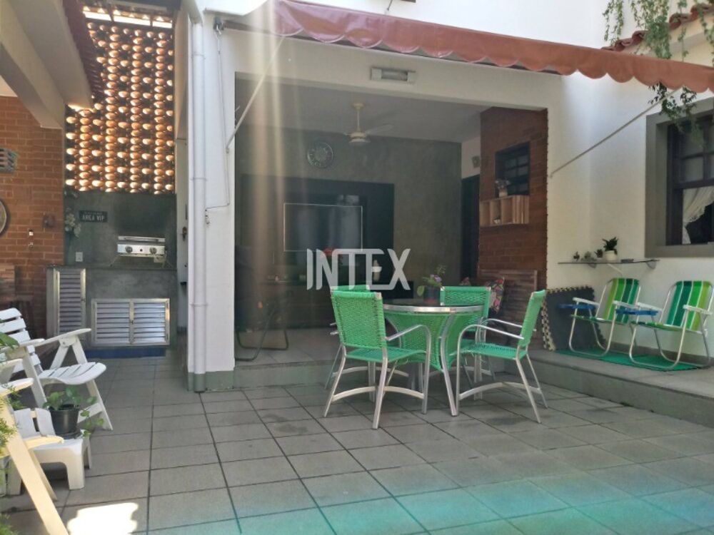 Casa à venda com 8 quartos, 200m² - Foto 1