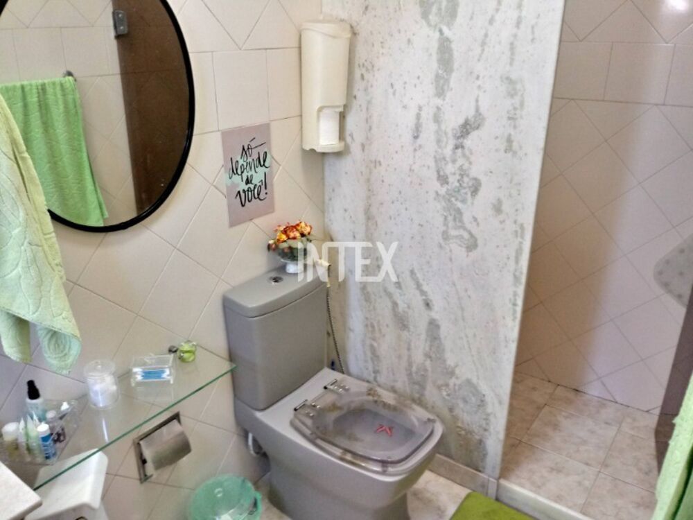 Casa à venda com 8 quartos, 200m² - Foto 4