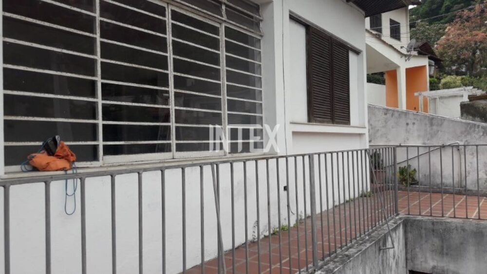 Casa à venda com 4 quartos, 100m² - Foto 1