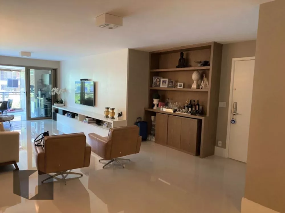 Apartamento à venda com 4 quartos, 221m² - Foto 2