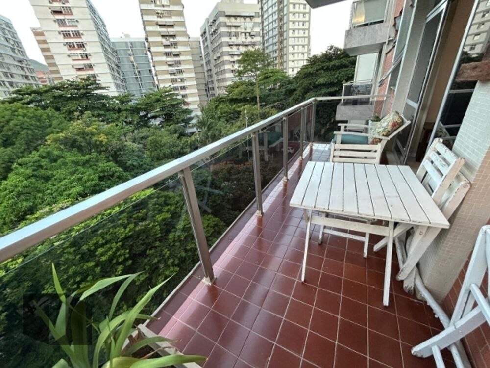 Apartamento à venda com 2 quartos, 70m² - Foto 2