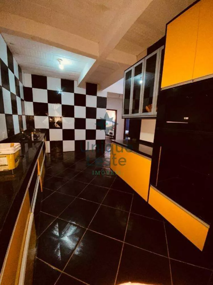 Casa à venda com 2 quartos, 200m² - Foto 1