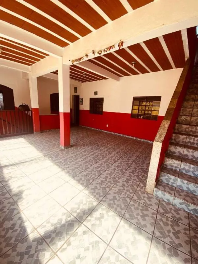 Casa à venda com 4 quartos, 220m² - Foto 1