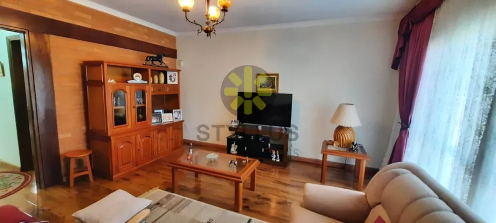 Casa à venda com 3 quartos, 235m² - Foto 1