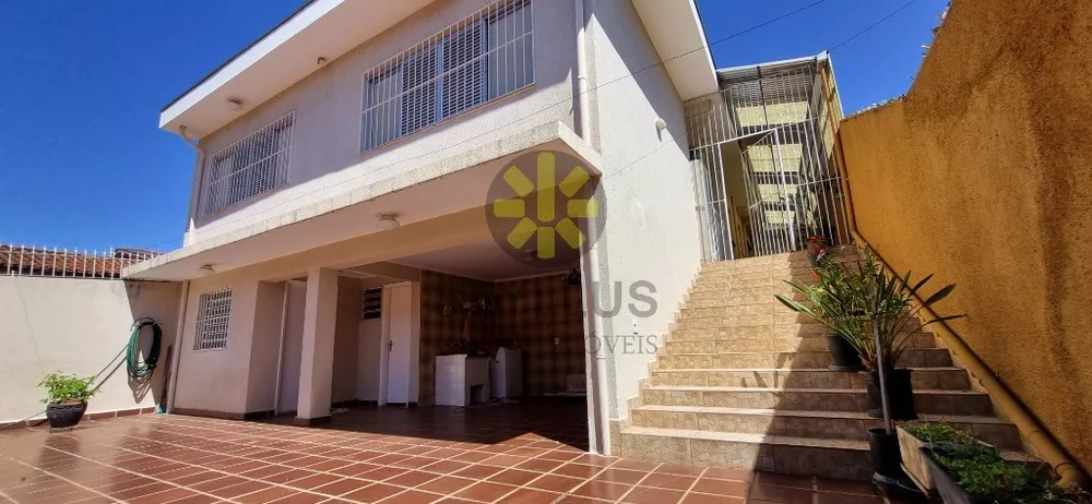 Casa à venda com 3 quartos, 235m² - Foto 1