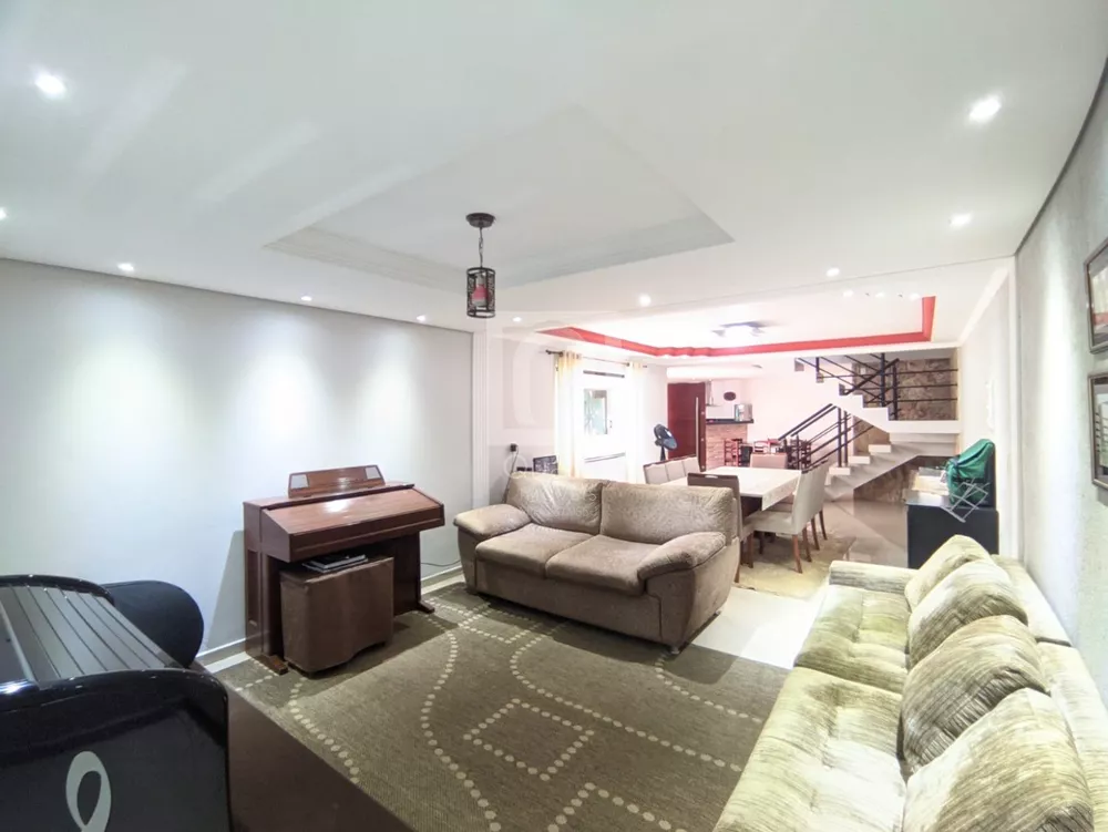 Sobrado à venda com 3 quartos, 303m² - Foto 1