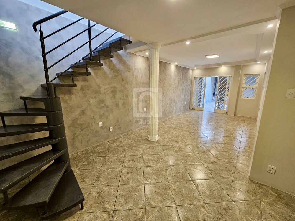 Casa à venda com 4 quartos, 242m² - Foto 1