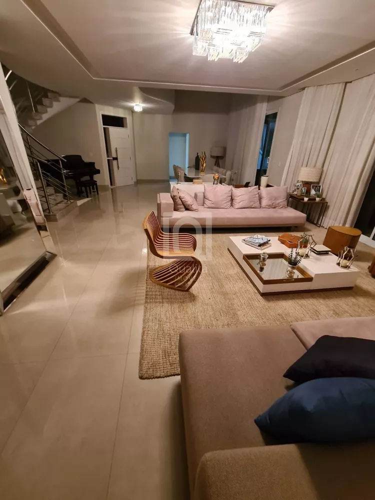 Casa de Condomínio à venda com 4 quartos, 559m² - Foto 1