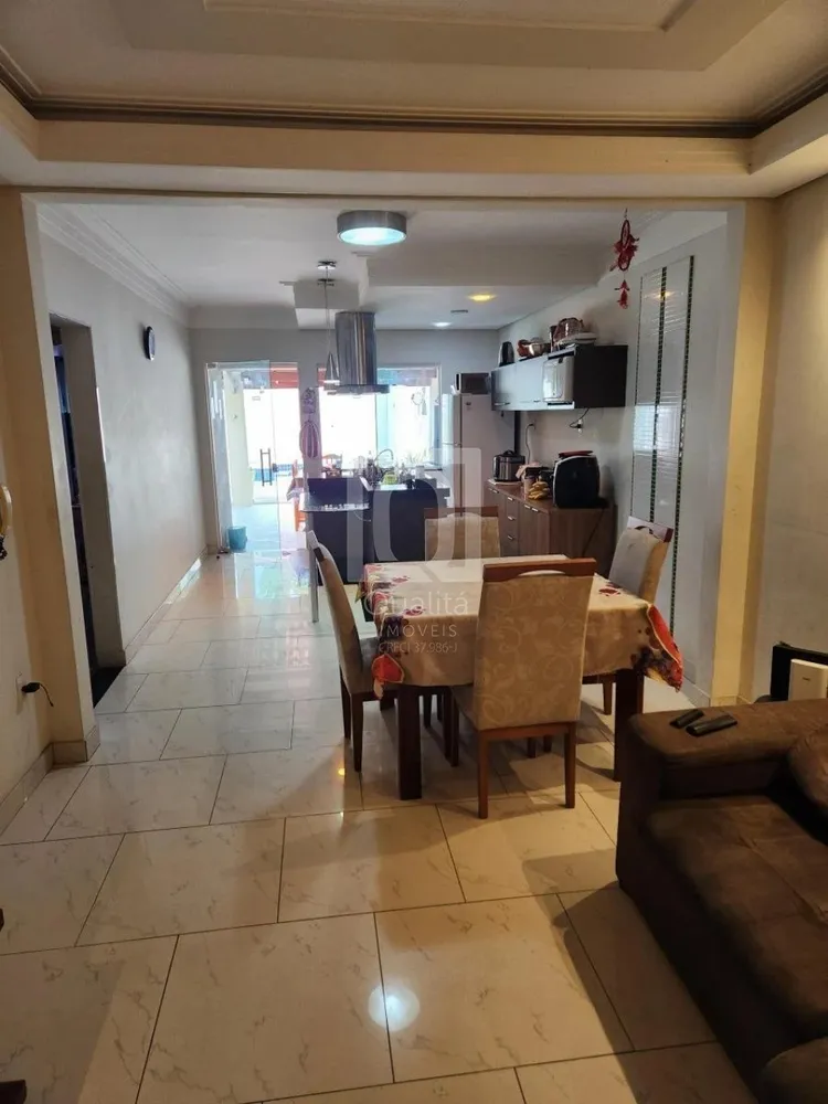 Casa, 3 quartos, 216 m² - Foto 1