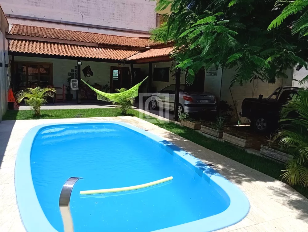 Casa à venda com 3 quartos, 300m² - Foto 1