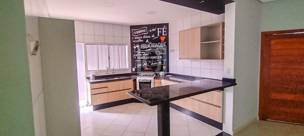 Casa à venda com 3 quartos, 210m² - Foto 1