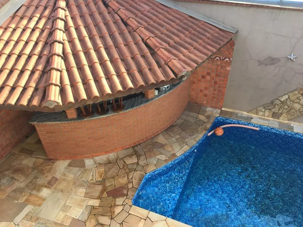 Casa à venda com 3 quartos, 239m² - Foto 1