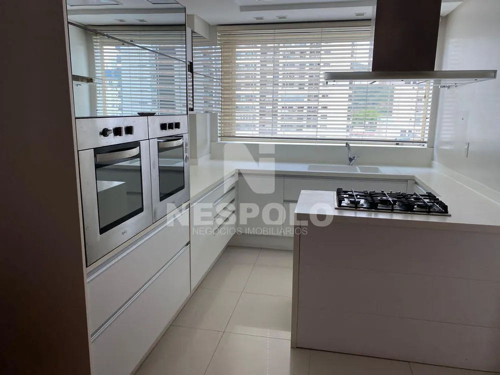 Apartamento, 3 quartos, 230 m² - Foto 1